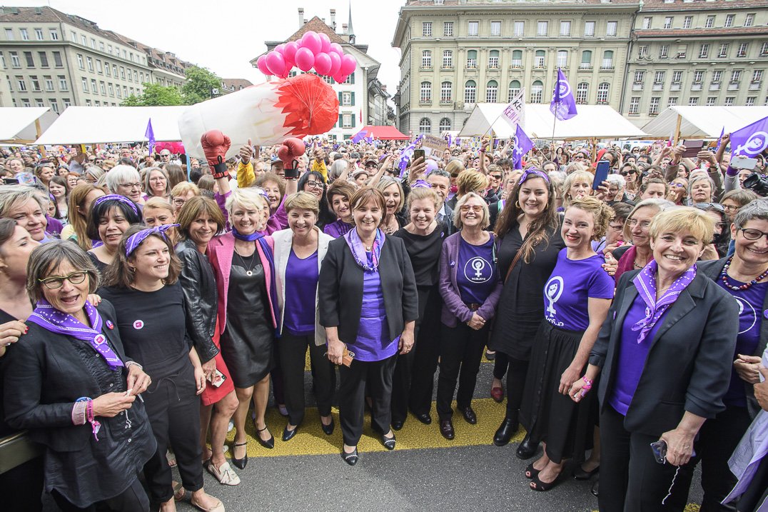 Parl CH (@parlch) on Twitter photo #Frauenstreik #14.Juni - Zeichen der Solidarität
mit den Frauen vor dem Parlamentsgebäude: Nationalratspräsidentin
<a href="/MarinaCarobbio/">Marina Carobbio</a> umrahmt von Mitarbeitenden der Parlamentsdienste,
Mitgliedern der beiden Räte und Streikenden. #Frauenstreik #14.Juni - Zeichen der Solidarität
mit den Frauen vor dem Parlamentsgebäude: Nationalratspräsidentin
<a href="/MarinaCarobbio/">Marina Carobbio</a> umrahmt von Mitarbeitenden der Parlamentsdienste,
Mitgliedern der beiden Räte und Streikenden.
