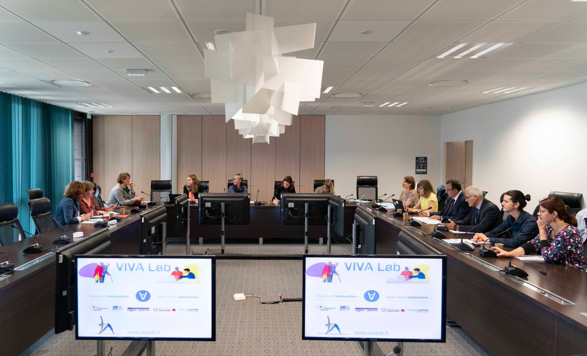 CarsatBFC's tweet photo. Premier comité #VIVALab à la @CarsatBFC en présence @franceactive,  @MalakoffMH, @AERBFC et @Bdt_BFC. Un pôle pour faire émerger et  accompagner des solutions innovantes dans la prévention de la perte  d’autonomie des retraités. #VIVALab #Innovation  #LAssuranceRetraite https://t.co/gHVTUuVvat