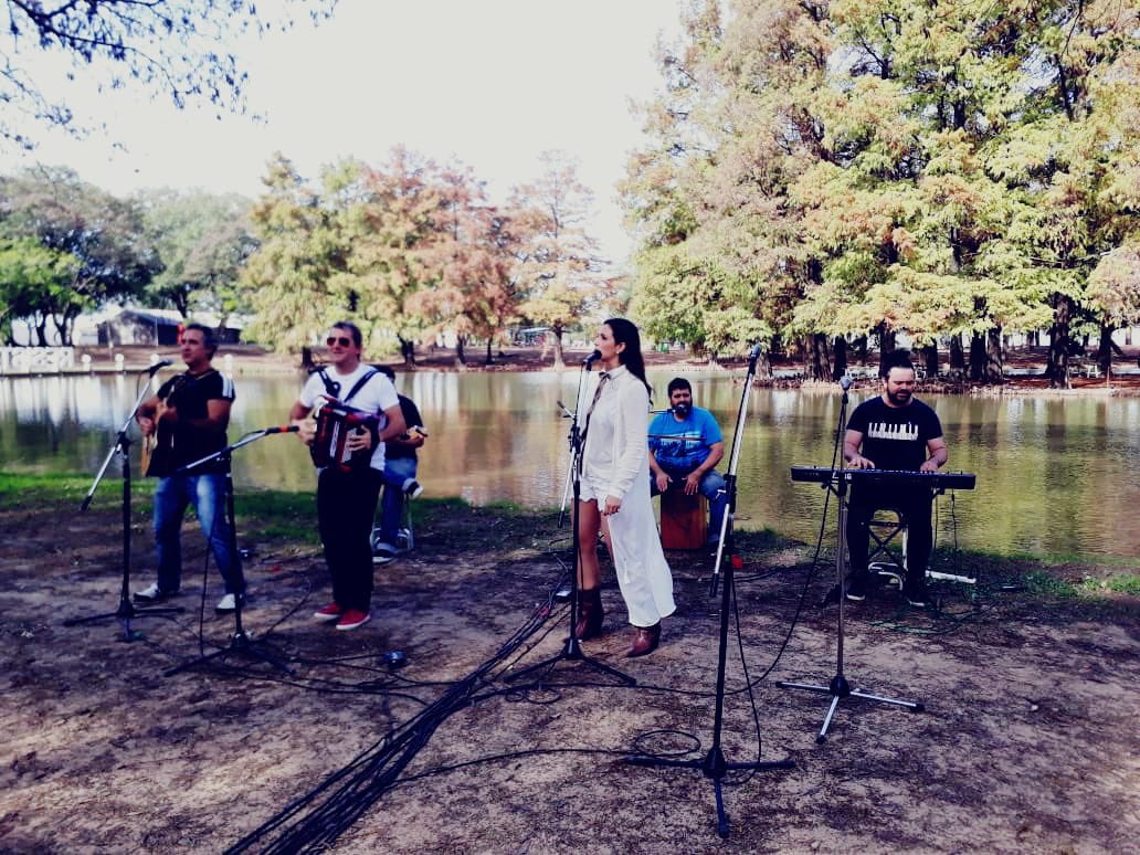RoselliMarcelo's tweet photo. Ayer a la siesta durante la grabación de un video clip de #VienesYVas (versión nueva) junto a #LorenaSartoti en Resistencia #Chaco @losalonsitos_ https://t.co/sFM3upXoqm