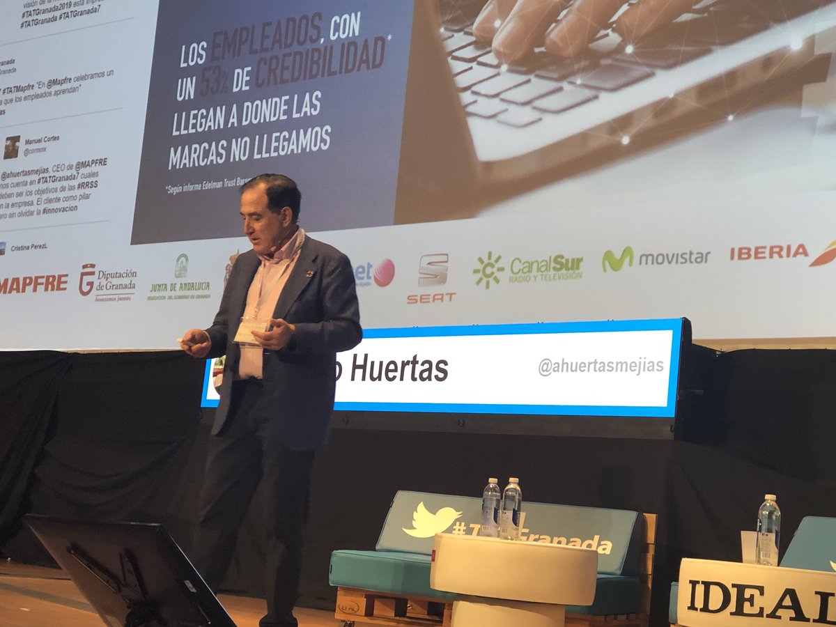 MAPFRE's tweet photo. En nuestra empresa motivamos a los empleados para que utilicen las redes sociales, no nos da miedo. Los clientes confían más en los empleados que en las propias marcas. @ahuertasmejias #TATGranada7 https://t.co/4YJqT5c1AU