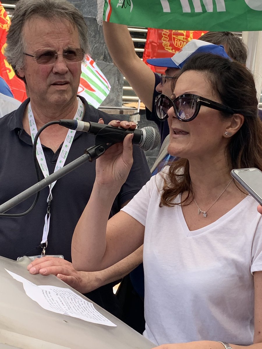 #scioperodeimetalmeccanici piazza Matteotti a Napoli raccoglie i metalmeccanici del Sud per la Whirlpool per la dignità per il lavoro per l’industria e le competenze del futuro