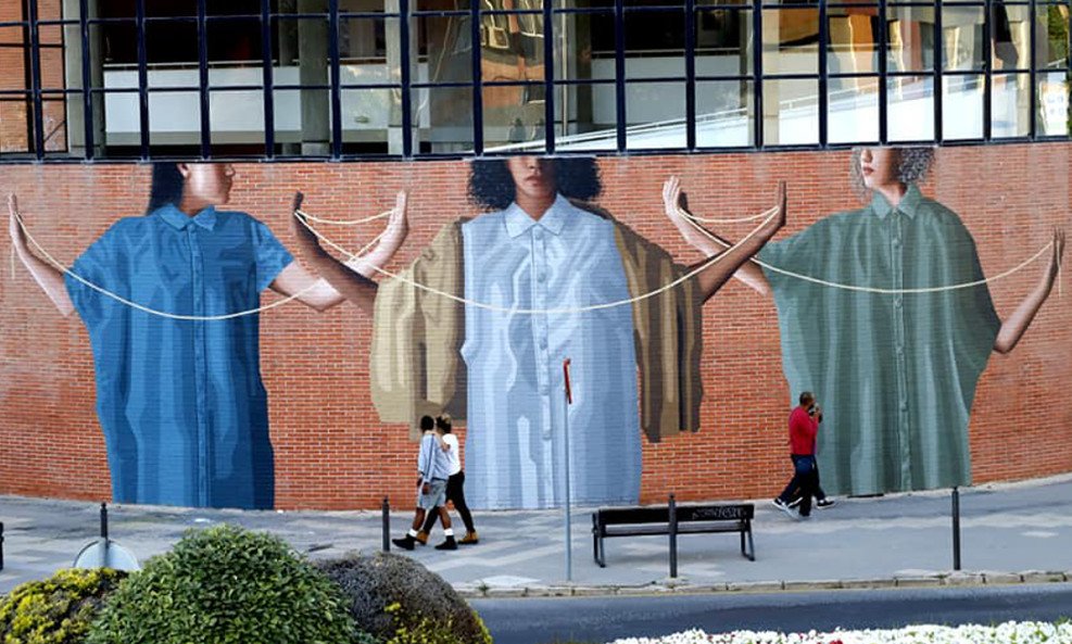 TuriCartagenaES's tweet photo. En #StreetCArt os mostramos el mural de Licuado, en el
Centro Cultural Ramon Alonso Luzzy. Su obra se centra en la mujer, en las diferencias entre culturas y tradiciones…Aunque su actividad creativa es de pocos años, sus obras pueden verse en medio mundo. #streartct #graffitict https://t.co/EcNdWc0LT6