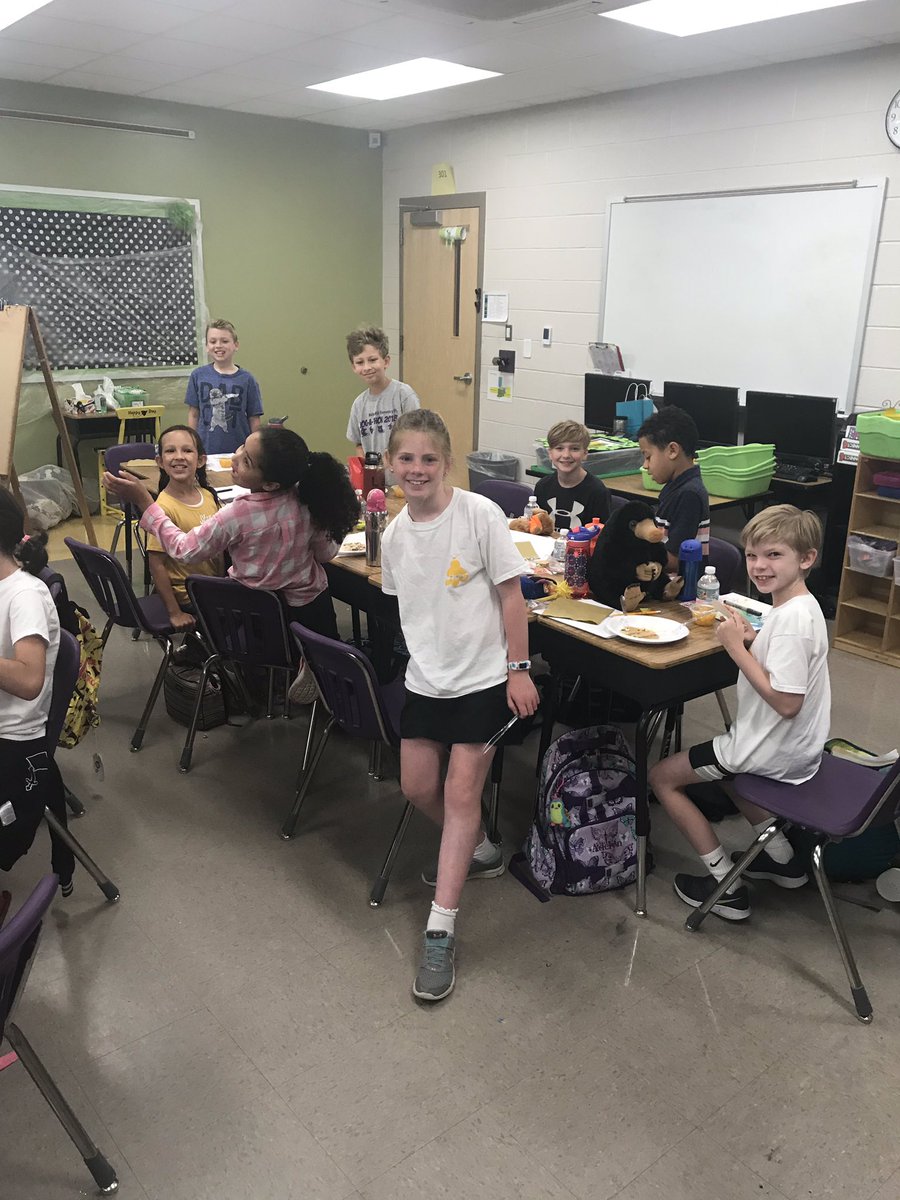 kskinner3's tweet photo. What a great last day of school! Our annual Bumble Bee Pancake Breakfast was a hit! #stingers19 https://t.co/wDIR0Vdb4l