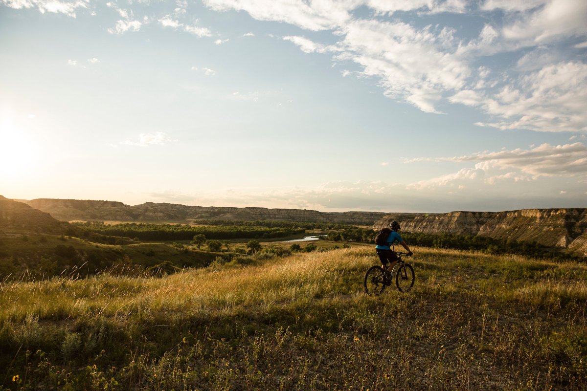 GreatAmWest's tweet photo. Diverse terrain &amp; endless rural roads and trails - the ideal biking destination. #GreatAmericanWest

📍North Dakota, USA
📷 @NorthDakota #NDLegendary https://t.co/Gu8wcCWWgD