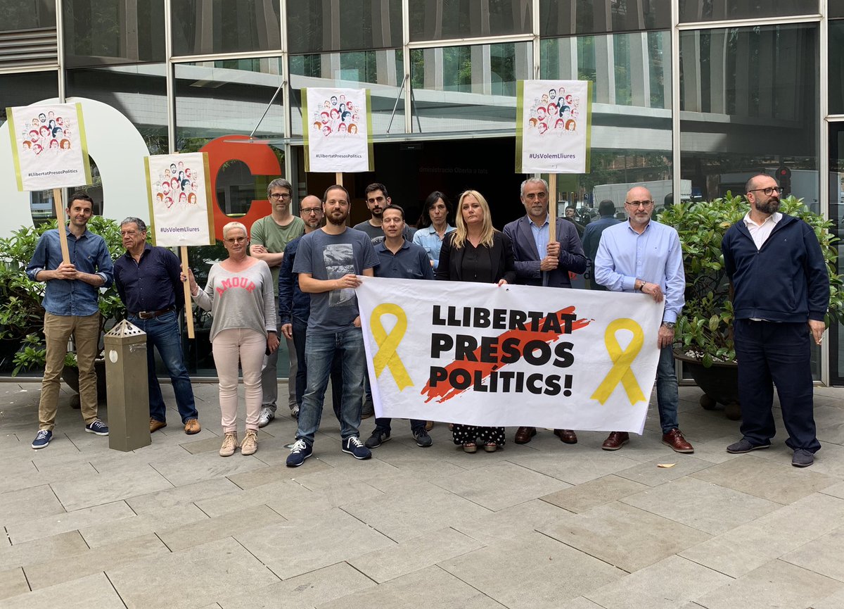 ELS JUTGEN A ELLS/ES, ENS JUTGEN A TOTES/TS

Les #AdicsEnXarxa denunciem el #JudiciFARSA i la vulneració dels Drets i de les Llibertats per part de l'Estat Espanyol.

Avui encara més!

#HoTornaremAFer 
#UnPasEndavant
#JoAcuso