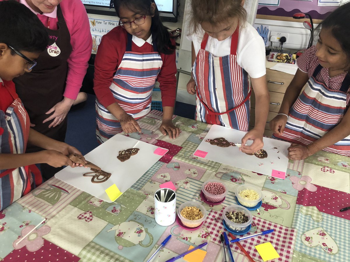 MissPopat1's tweet photo. We created our own chocolate lollipops, learnt about where it came from and deigned our own chocolate bars for our companies! #Chocoholic! #CTTheme #Mayans @headcherrytree1 🍫 https://t.co/FakZq3qSyt
