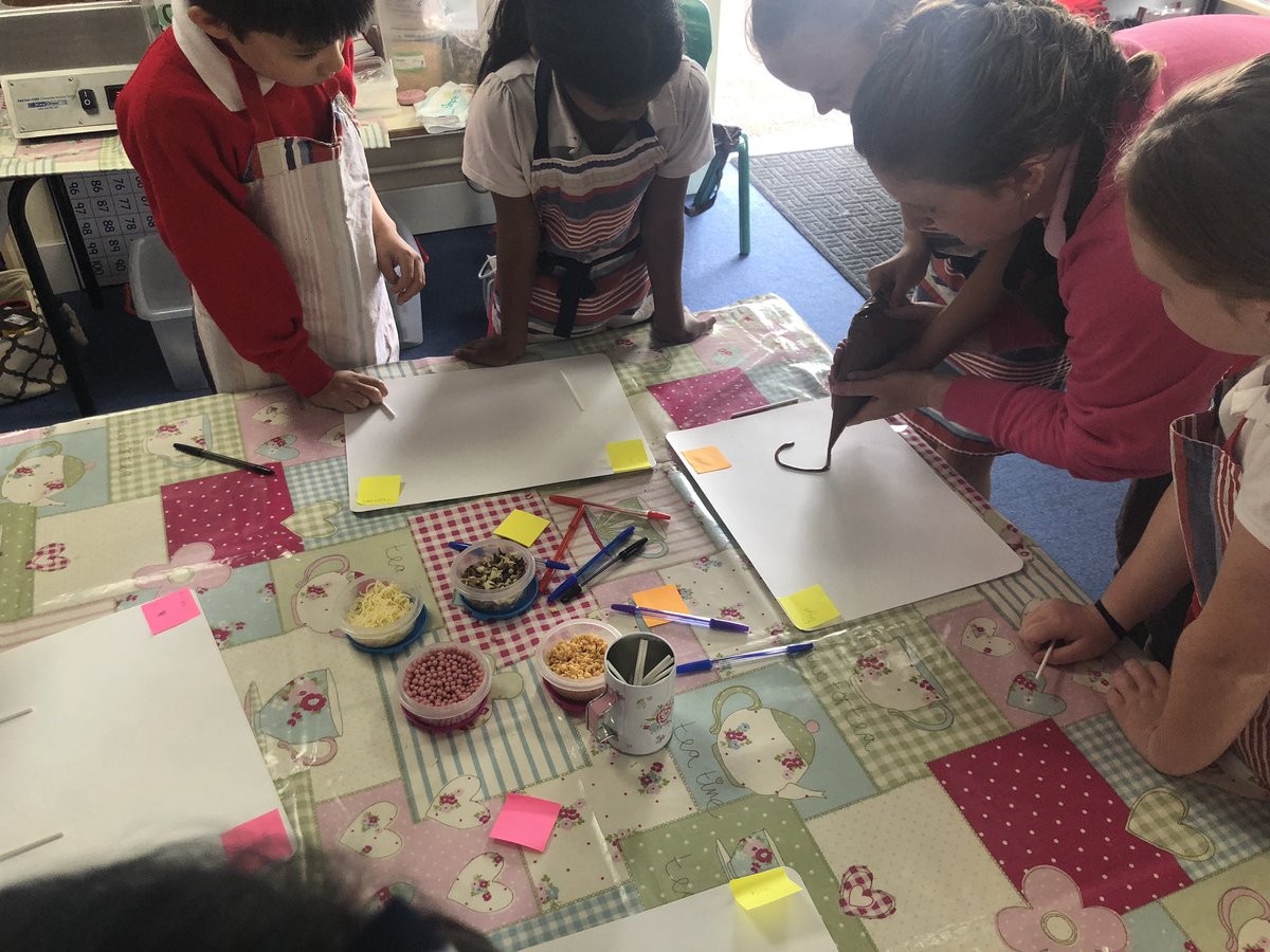 MissPopat1's tweet photo. We created our own chocolate lollipops, learnt about where it came from and deigned our own chocolate bars for our companies! #Chocoholic! #CTTheme #Mayans @headcherrytree1 🍫 https://t.co/FakZq3qSyt
