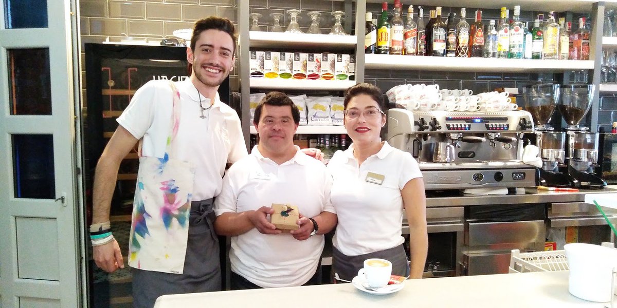 hotelreysilo's tweet photo. Un placer haber tenido a César (en el centro de la imagen) trabajando con nosotros esta semana gracias al programa 'Prelaboral de Barman', del CAI Ascivitas de #Pravia 👉 https://t.co/M8PXP1Wjhf #Ascivitas #formación #integración https://t.co/FHqY7lN3VN