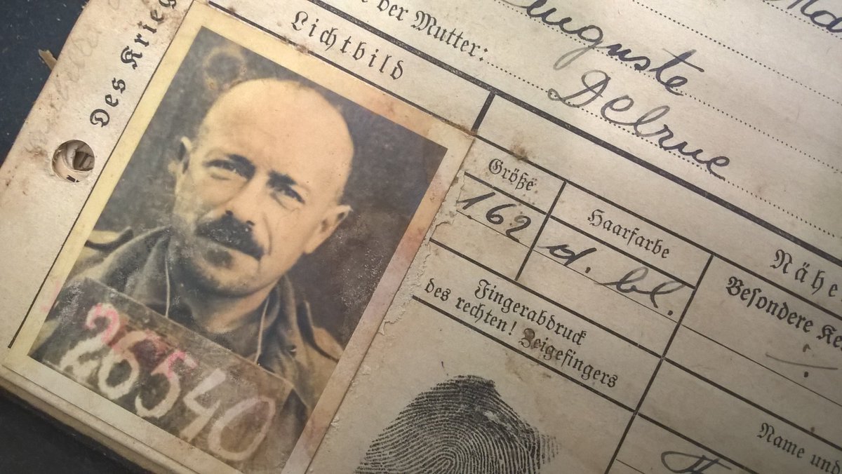 quentin_hiegel's tweet photo. À la #DAVCC #SHD de Caen, les cartes individuelles, dites Personalkarte, sont des superbes témoignages d'époque pour la documentation sur les prisonniers de guerre... les 18 kilomètres linéaires de dossiers individuels est toujours passionnante pour faire l'histoire par le bas! https://t.co/FQ9vpFFmg1