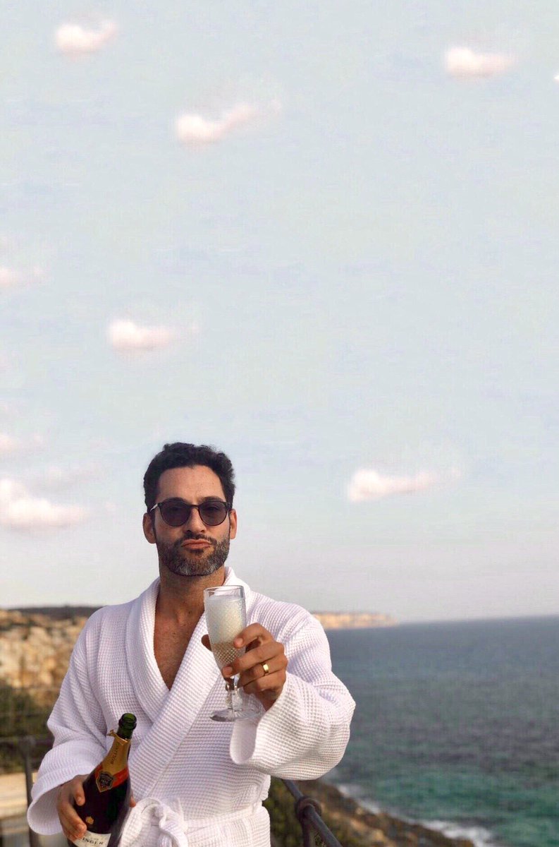 theislandsdevil's tweet image. With a little tweaking and some photoshop... we have my new lockscreen 😍🤤