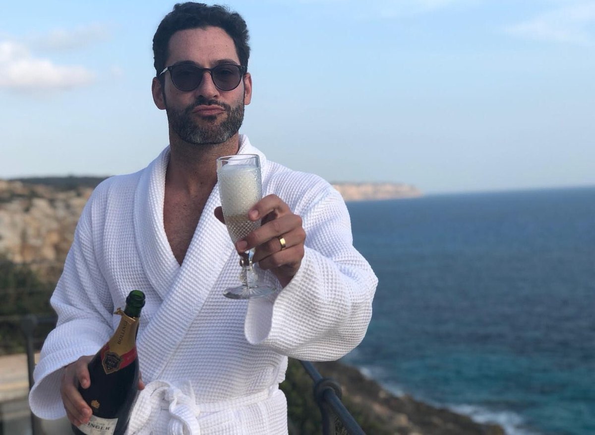 theislandsdevil's tweet image. With a little tweaking and some photoshop... we have my new lockscreen 😍🤤