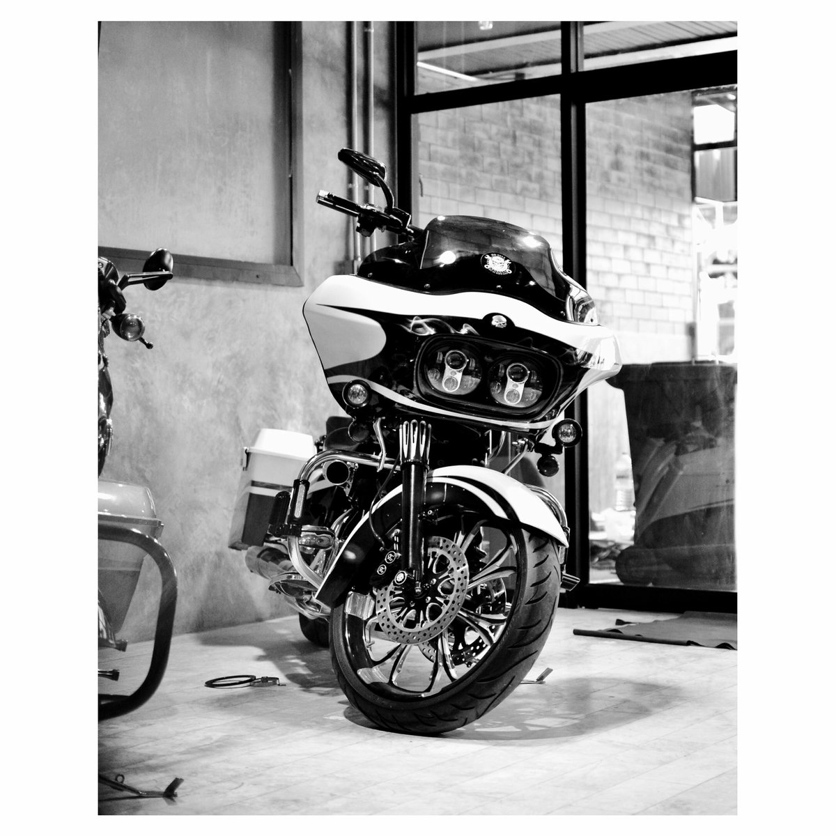 Sittich24825454's tweet photo. #harleydavidson #blackandwhitephotography #blackandwhitephoto #chopper #streetchopper #streetphoto #bangkok https://t.co/LLwNVoCqWb