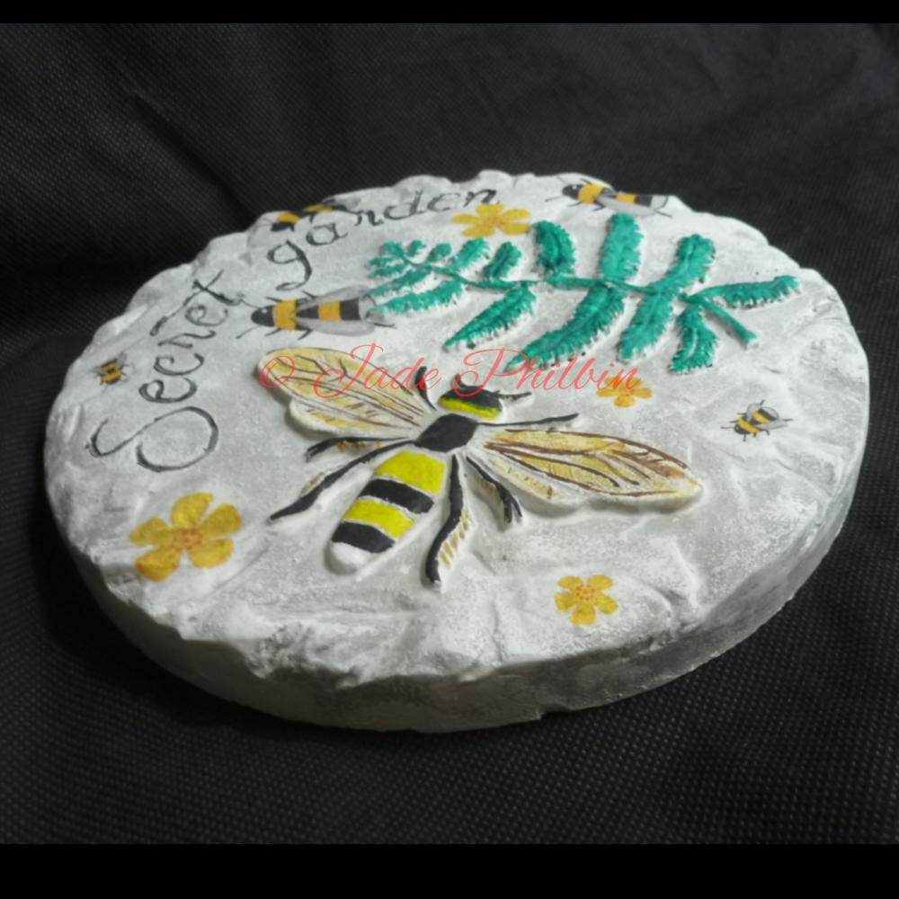 Jade_Philbin's tweet photo. Check this beauty out! Anther unique ocupaged and hand painted garden decorative stepping stone with #bees on it, what o you all think?
#earlybiz #UKEarlyHour #ATSOPRO #ATSocialMedia #ukhashtags #earlybid https://t.co/HwWDBI9sHT