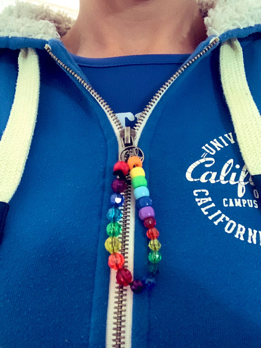 A bit late to the party because I rarely check my letterbox but ..... cute little bracelet from <a href="/rainbowchaser79/">Claire</a> was there this morning now attached to my top to remind me to shut up and get on with it #SpinalResearch thanks to you &amp; your boys Claire 🌈 😘 haribo done in 5 secs!
