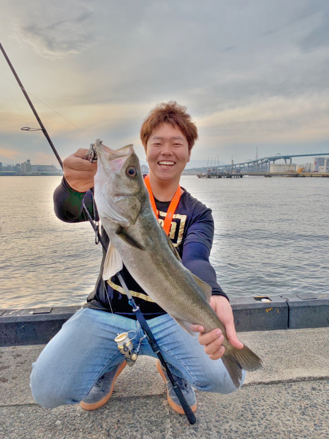 Yushi 釣り垢 Auf Twitter 昨日の19 30くらいから朝の7時までシーバスゲーム 食いはまぁまぁ渋い 12時間ほぼぶっ続けで投げて15本くらい 肩と腰がおかしくなりつつも朝の6時頃にスピンソニック丸呑みしてくれたシーバスちゃん 福岡シーバス ウォーターランド