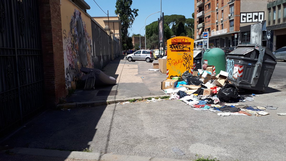 NicoBaffa's tweet photo. Abbiate pietà, assenza totale delle condizioni igieniche. Questa è la capitale d'Italia, ma che rispetto avete per chi ci vive e verso le nuove generazioni? #Ama https://t.co/qSAZLawob1