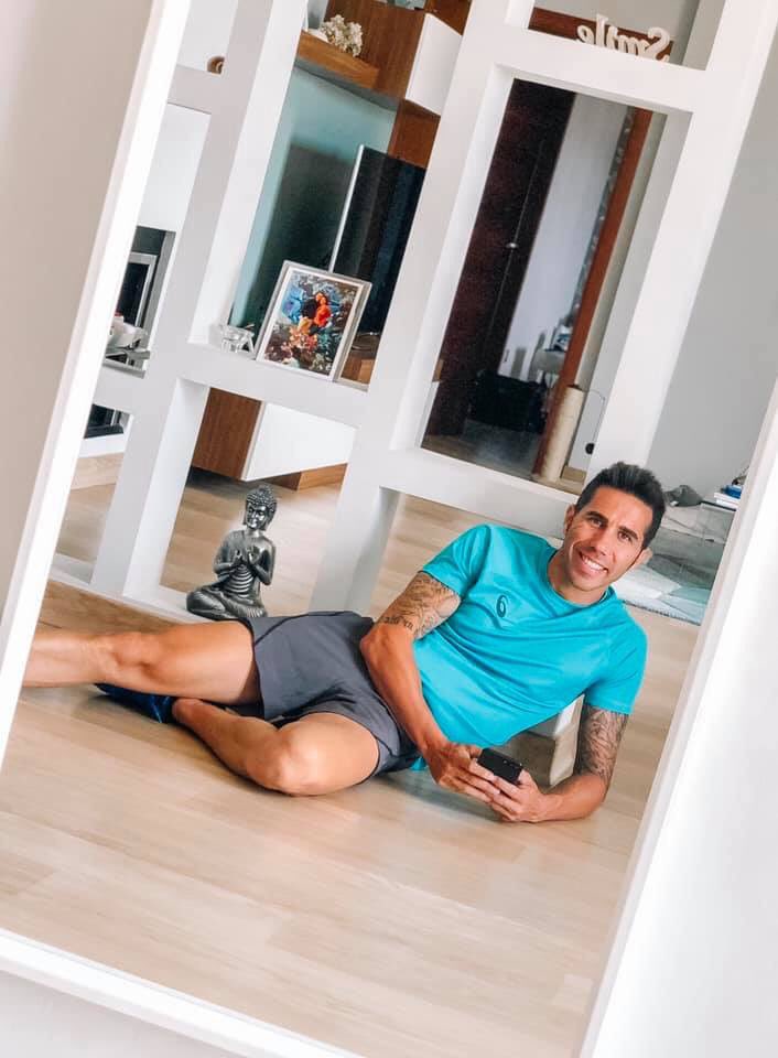 fitlivefran's tweet photo. Que os parece❓, de entrenar 🏋🏻‍♂️ y de hacer unas tareas vine, y como se me hacía tarde de atender a l@s chic@s del chat con sus SÚPER resultados, me tiré en el suelo de la entrada a contestar 😂 🤷‍♂️. Ventajas de trabajar con el móvil 📲 🤸🏻‍♂️.   

#TrabajoSiHay #salud #madrid #dieta https://t.co/lQYskQcH1k