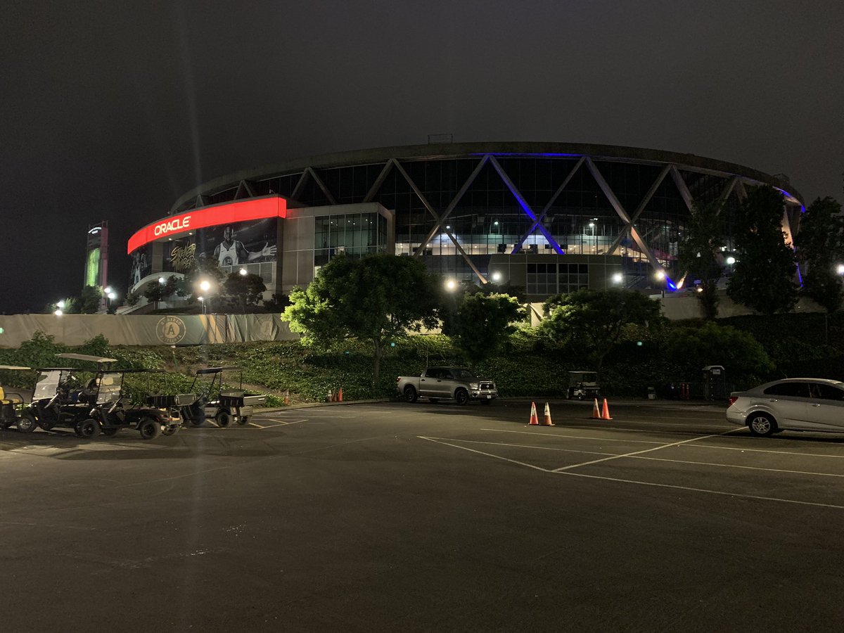 MikeNowels's tweet image. Goodbye to a building that, until two days ago, I thought was sponsored by a vacuum company #OracleArena #90sbaby
