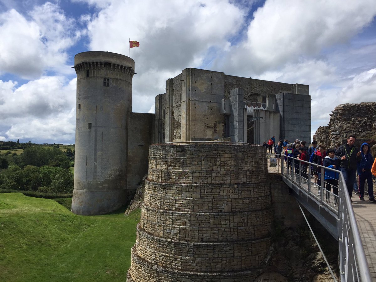 dostufffeelgood's tweet photo. @LanesboroughSch discovering where William the Conqueror lived #rocknrolladventures #schooltripsswissnormandy https://t.co/bjrFOQkE5h