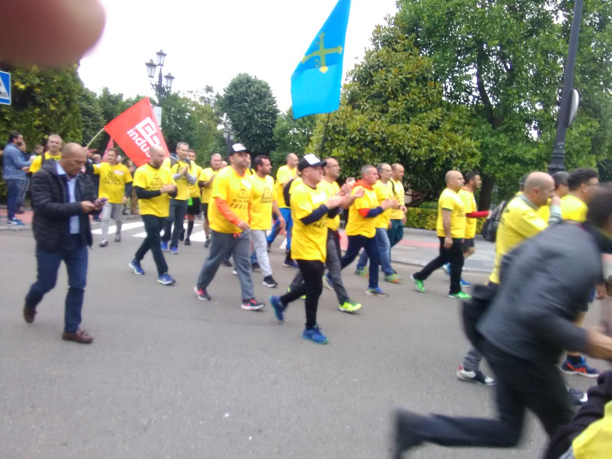 #ALCOA SIGUE EN LUCHA. GANEMOS SIEMPRE CON ELLOS

Quedan 17 días para salvar Alcoa. Los trabajadores en lucha iniciaron hoy una marcha a #Madrid. Primera etapa #Oviedo. 👇
facebook.com/GanemosAvilesE…