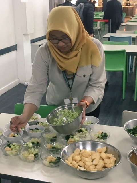 MrsJamesKitchen's tweet photo. @Whitefield_NW2 @Foodafactoflife highlights from day 2 #HEW19 #trysomethingnew Indonesian style smoked tofu with satay sauce. Mr Tan with his favourite blueberry infusion, veg sticks & dips @VegPowerUK #foodinschools https://t.co/s48fn4vJJ5