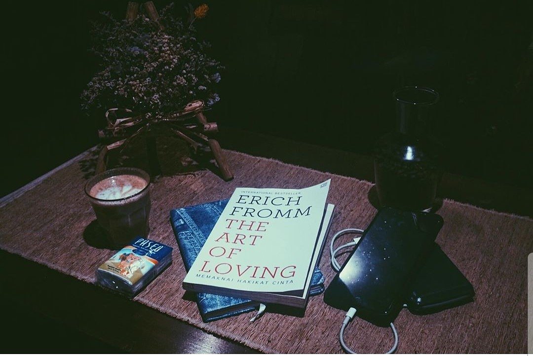 From <a href="/iismeilany/">A Nur Annisa Meilany</a> | Jika cinta itu seni, maka ia membutuhkan pengetahuan dan usaha. Ataukah cinta itu hanya perasaan menyenangkan, yang kebetulan jatuh pada mereka yang beruntung? 
Itulah kutipan dari buku legendaris Erich Fromm, yang berjudul The Art of Loving.