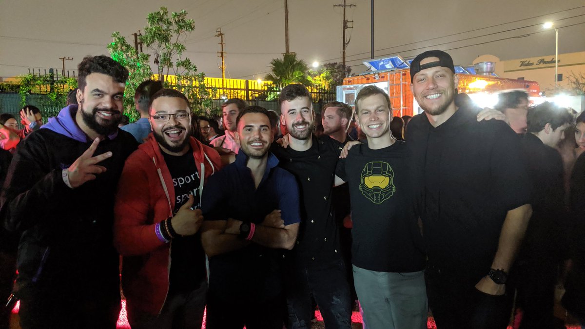 Unyshek's tweet photo. Halo Squad! @HuNteR_Jjx @GoldenboyFTW @DeRsKeezY @MLGACE @Brav #NeonLoveProject https://t.co/9J8fimuGBt