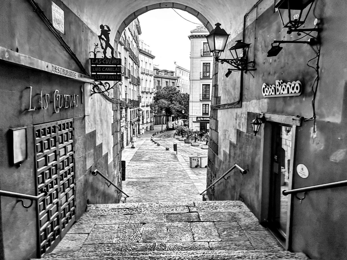 SecretosdeMadri's tweet image. Soledades que sorprenden ¿Habías visto alguna vez así el Arco de Cuchilleros? 😝 ¡Buenos días!
#madrid