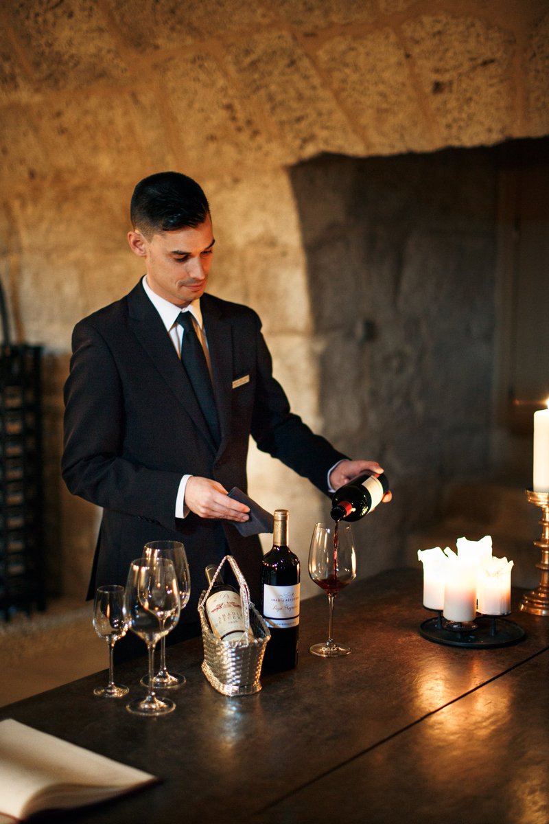 Hoy os presentamos a Miguel Ángel García, nuestro sumiller y jefe de sala. Su pasión por el vino ha sido el motor de su vida. ¿Quieres conocerlo?
mtr.cool/kamdvypgrp