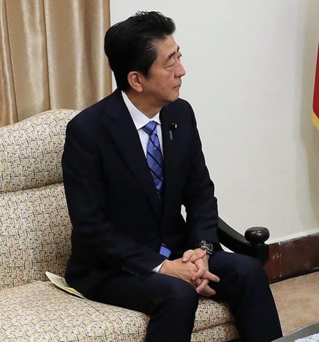 الصورة الاولى : رئيس الوزراء الياباني يحمل رسالة ترامب بيده ليسلمها الامام الخامنئي الذي اجابه لن استلم رسالته ولن ارد عليها .
الصورة الثانية : بعد سماع الإجابة اصبحت رسالة ترامب تحت مؤخرته . 🤣🤣🤣🤣🤣