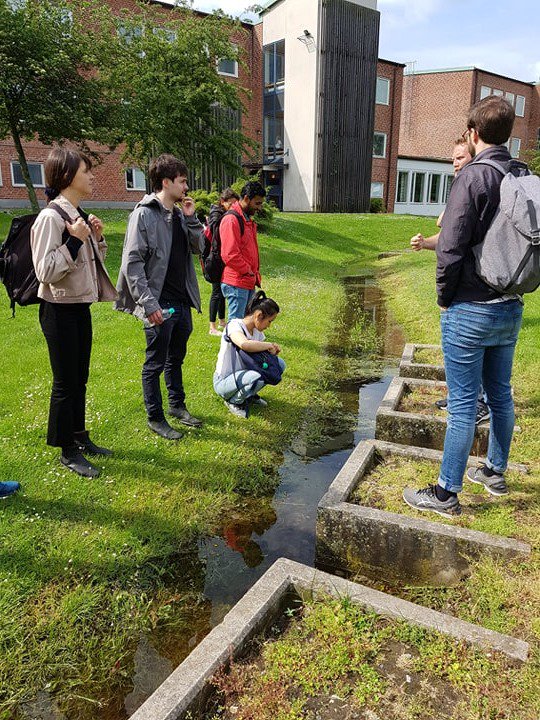 _DagNat's tweet photo. Doktoranderna Sarah Lindfors, Robert Furén, Haoyu Wei @_DagNat och studenterna Daniel Lindqvist och Andreas Rehn @ltuniv på #climatecafe #INXCES @WaterJPI i Malmö genomför ett fullskaligt infiltrationstest och mappar #dagvattenanläggningar i #climatescan. https://t.co/kt4G6thC1A https://t.co/oQ7jLATGZG
