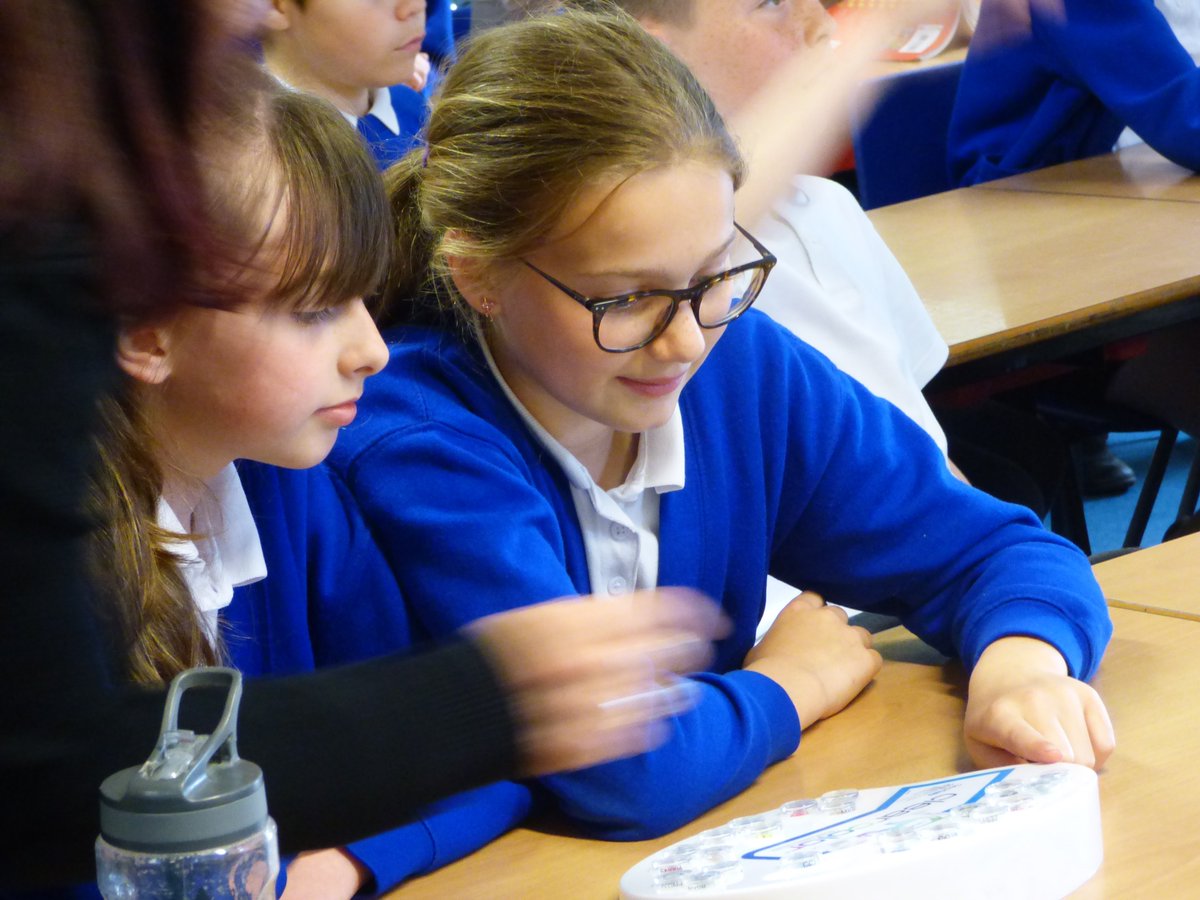 GEPSClass6's tweet image. Thank you to Helen from @ColemanOptician for coming in to school yesterday and teaching the year 6 children all about how the eye works and how to keep them healthy. @gtellinghamsch