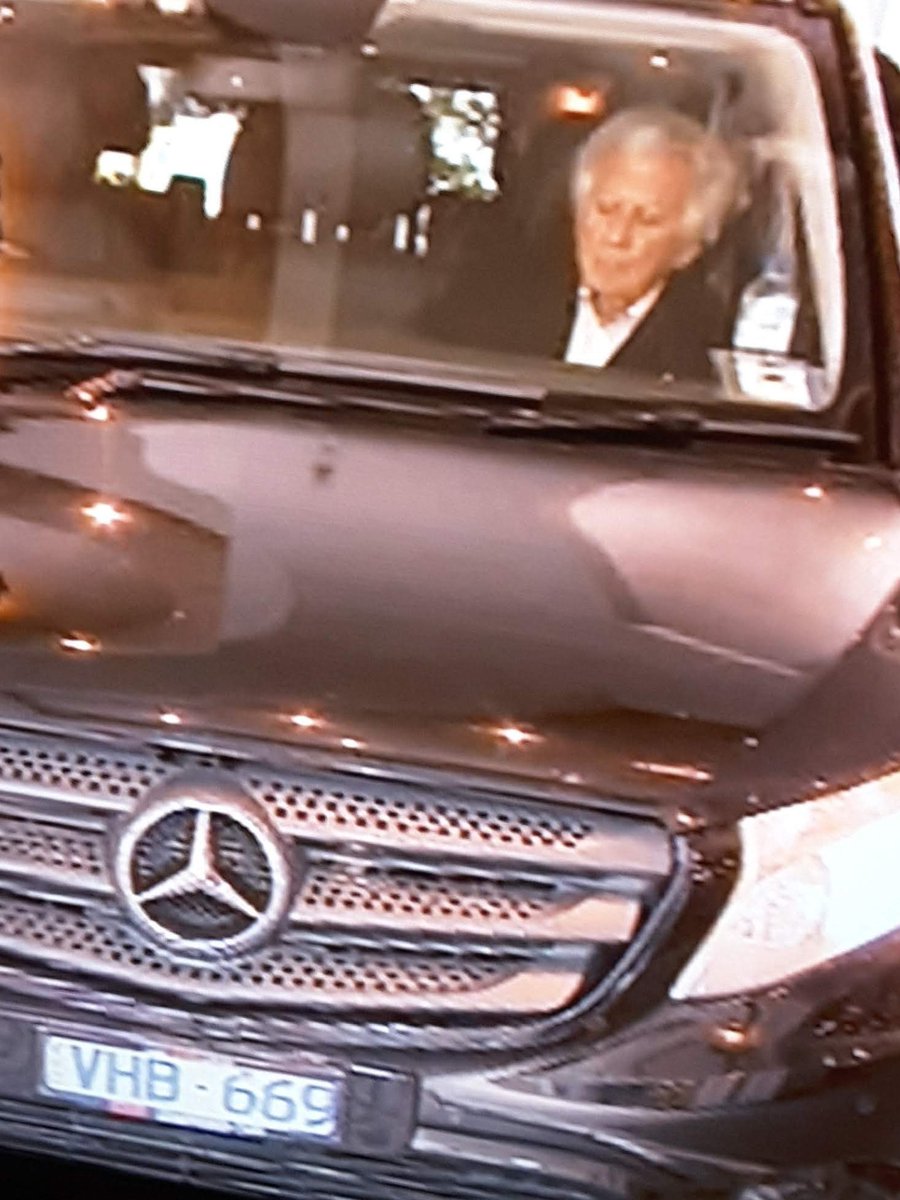 HelpRodger's tweet photo. Just finished cleaning projectile vomit off my walls after listening to a privileged white child telling Australians we can change the climate when her grandfather couldn't end child poverty in Australia. 
Dumb arse morons. 
#BobHawke #riphawkie #BobHawkememorial #auspol #qanda https://t.co/Cn1LnYYMly
