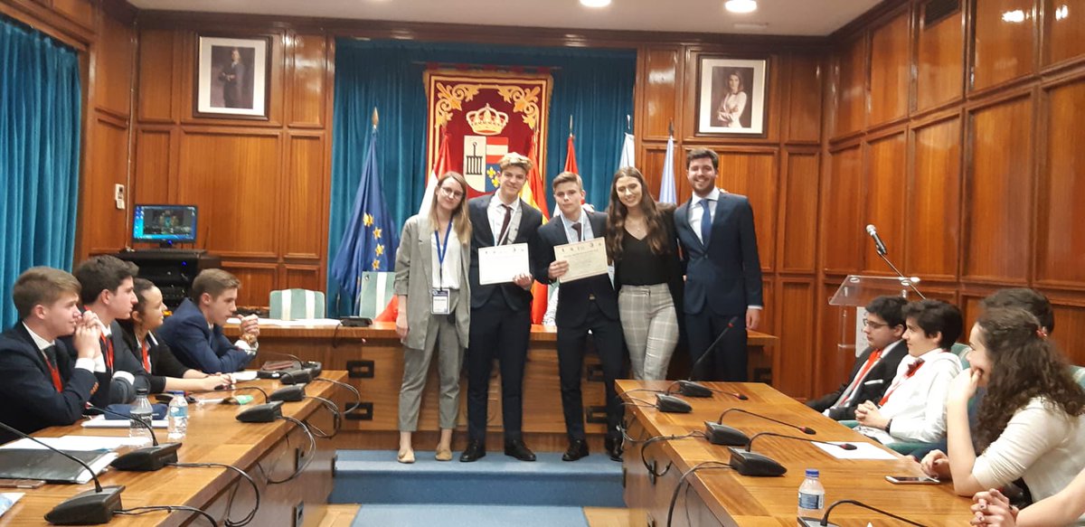 aytosanlorenzo's tweet photo. Un momento de la entrega de premios y de la clausura ayer de #escoMUN Una maravillosa experiencia compartida con @aytoescorial https://t.co/hidcBK3O15