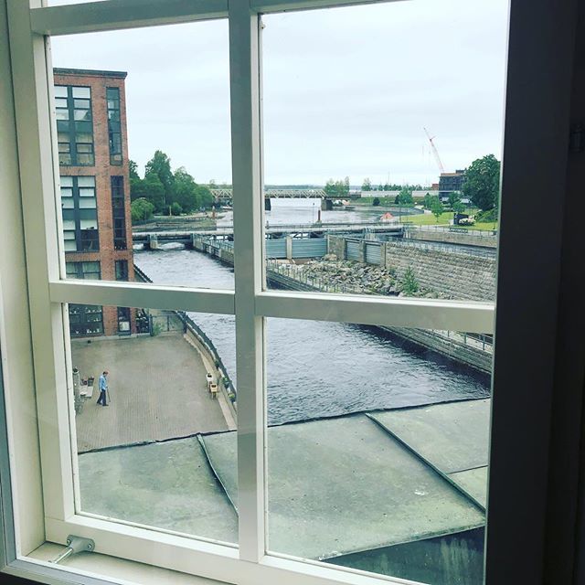 AnnikaSarajarvi's tweet photo. Aiheena #asiakaskokemus ja mä jumiuduin ihan tähän mahtavaan maisemaan @toinentoimisto 
#officeview #verkostoituminen #viisitähteä #toinentoimisto #cocreationoffice https://t.co/n5pzr1yDkZ https://t.co/Kn6pGqDACk
