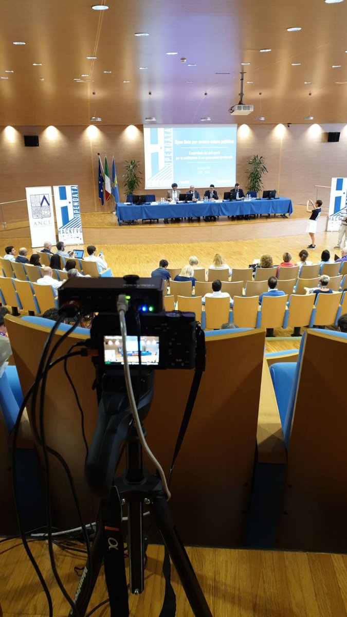 #hackfvg, si parte! Cominciata la diretta del convegno "#OpenData per creare valore pubblico. Il contributo dei dati aperti per la costituzione di una governance territoriale". Potete seguirla qui: youtube.com/watch?v=vu3VGt… | #OpenDataFVG