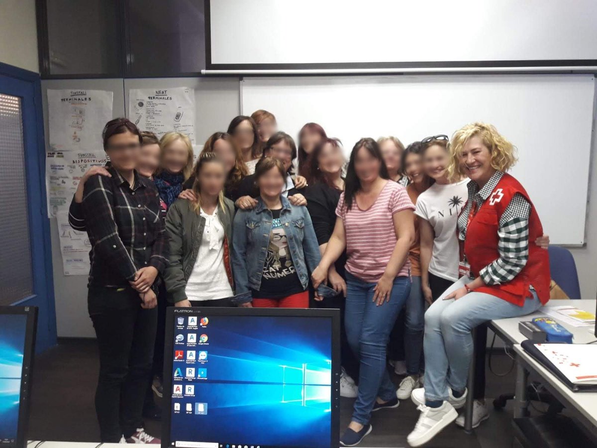 CruzRojaMostole's tweet photo. #ProgramaMayores Impartimos charla para dar a conocer los distintos proyectos de Cruz Roja Móstoles. Compartimos una interesante tarde con los alumnos de #AcademiaCDM futuros Teleoperadores de #Teleasistencia Agradecer al centro y alumnado su acogida https://t.co/gSeBvtFbpt