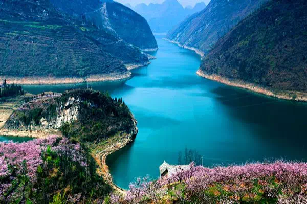 VisitAnshun's tweet photo. Travel is a new experience that can transport you out of your everyday routine to create memories with the ones you love. https://t.co/kyjd4gTRTX