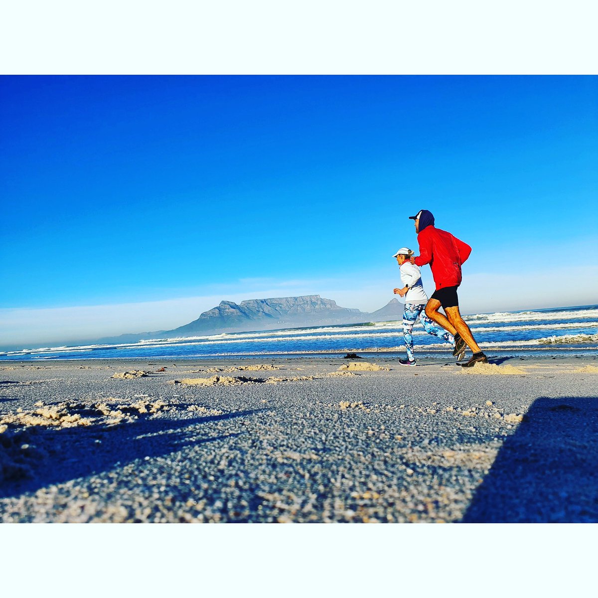 singletrack_sa's tweet photo. Running into the weekend on a chilly morning - enjoy your weekend outdoors
.
.
#Getoutthere
.
.
#singletrackcap #singletracktshirt #4elementcap #outdoorlife #Escape #capetownisawesome #beachrunning #tablemountain #sunsetbeach https://t.co/YhkYK4qNEg