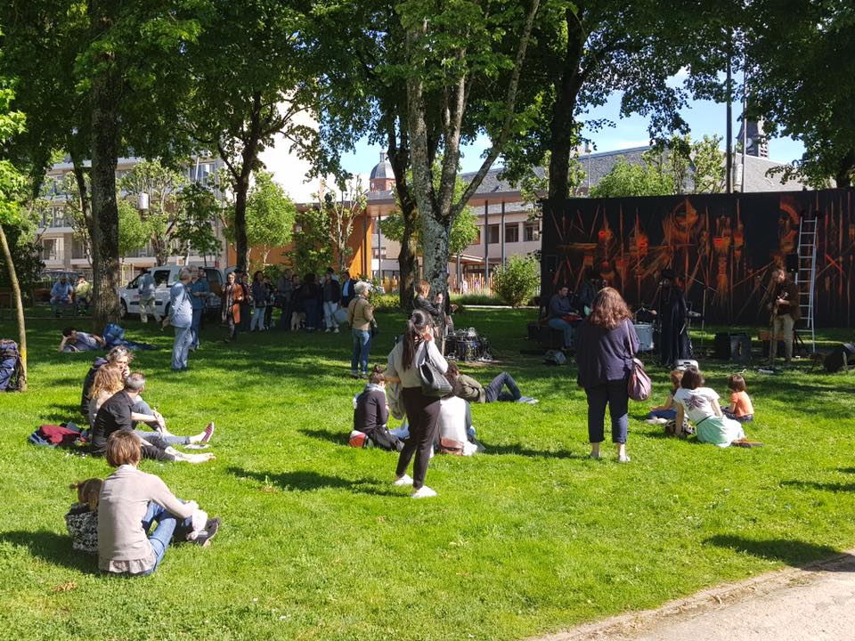 [#Sièclesoulages - Spectaculaire!] 
Après l’artiste Bault, venez découvrir la création de Stéphane Carricondo du collectif les Francolleurs sur le mur éphémère du jardin public du Foirail de #Rodez.