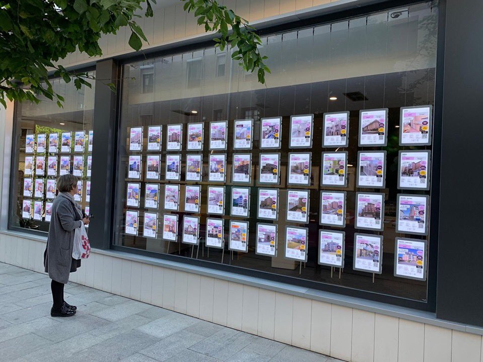 VM_Espana's tweet photo. ¡Sé el más visible en la calle! 👏💪 Nadie podrá decir que ya no te han visto! ✨
#vitrinemedia #vm #vitrinemediaiberia #vitrinemediaworld #beremarkable #inmobiliarias #brillo #ilumine #comuniquemejor #vendamas #ledyourwindows #comunicación #solucionesledlcd #askVMformore https://t.co/ZsSkKpvhPY