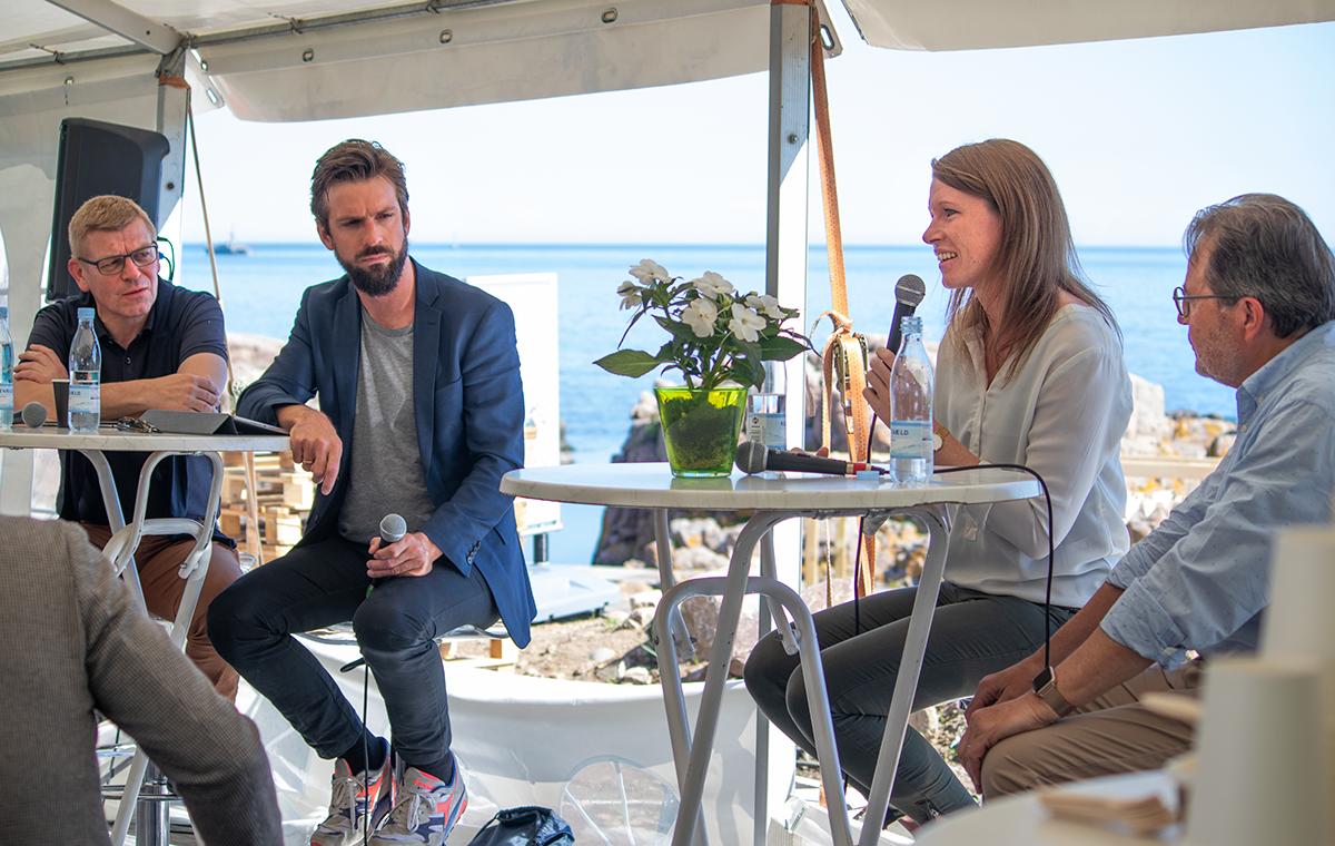 regionerne's tweet photo. Morgensol, havudsigt, veloplagte paneldeltagere og et spørgelystent publikum. Morgencafeen om data, #digitalisering og etiske dilemmaer er i fuld gang! Du kan stadig nå at kigge forbi og stille spørgsmål i vores telt ved F8 🙋‍♂️🙋‍♀️ #sundpol #dkdigi https://t.co/BzV3ZdRlJO