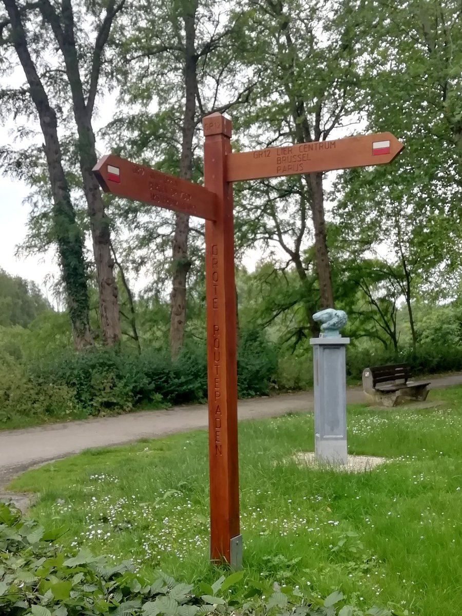 Grote Routepaden (@groteroutepaden) on Twitter photo De #wandelboom aan het #Spui in Lier  werd hersteld en oogt spiksplinternieuw #GR12. Onze welgemeende dank aan het stadsbestuur van #Lier. De #wandelboom aan het #Spui in Lier  werd hersteld en oogt spiksplinternieuw #GR12. Onze welgemeende dank aan het stadsbestuur van #Lier.