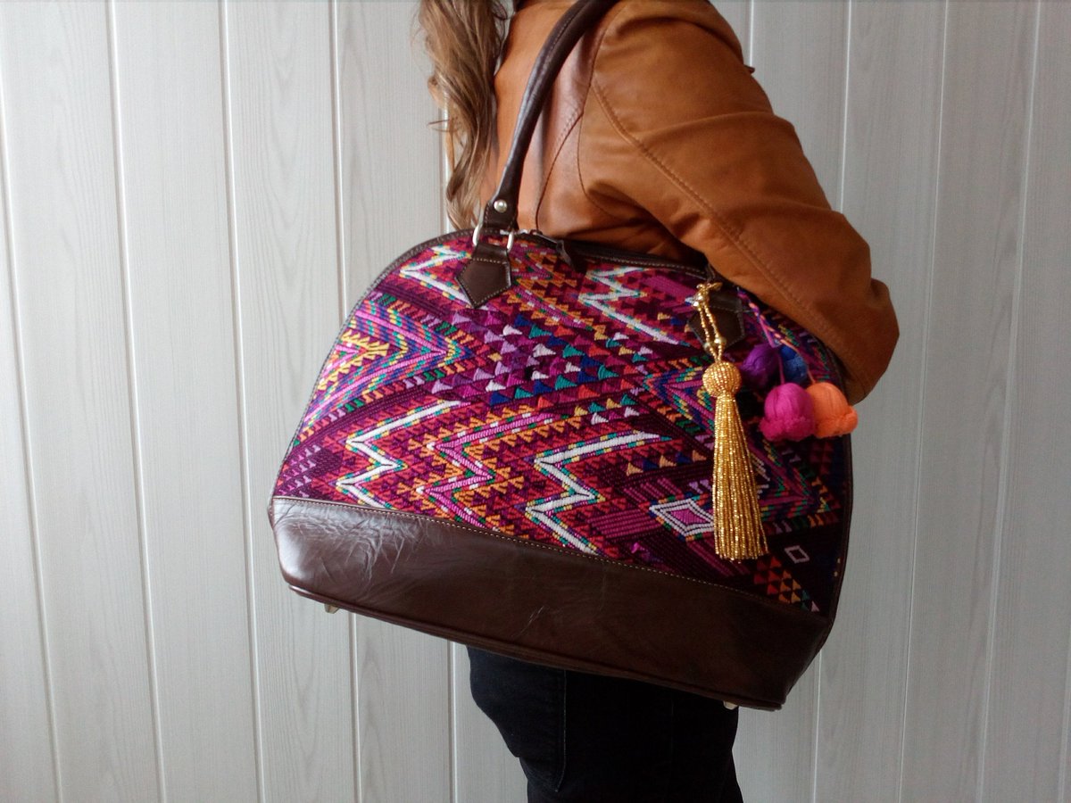 Handbag made with authentic Huipil from Chichicastenango. A Huipil is an ancient garment hand woven and embroiderd by maya women.

Sac à main/handbag etsy.me/2Ie8ilg #bolsosymonederos #azul #morado #huipil #guatemala #handmade #handembroidered #ququmatz