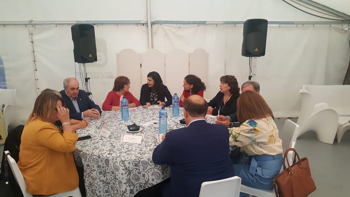 GobAragon's tweet photo. ☕️ @Amephu cierra su curso de desayunos coloquio en #Huesca con una charla debate con 🗣️@TeresaAzcona y @CarmenRFleta.  Asiste consejera @marivibroto 
➡️@CARTV_ @aragontv @El_Justicia  #Ciudadanía #Aragón https://t.co/py7l80VAV0