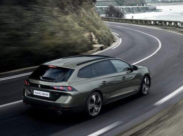 CARandGAS's tweet image. Sí, sí y sí. Uno de los motores pequeñitos de la familia 508. Estamos probando esta semana el @PeugeotES #508SW #BlueHDi de 130cv. Muuuuy silencioso, anda muy bien y tiene una estética bonita de coj***. Bien, Peugeot, bien. Ideal para familias que saben la potencia que necesitan.