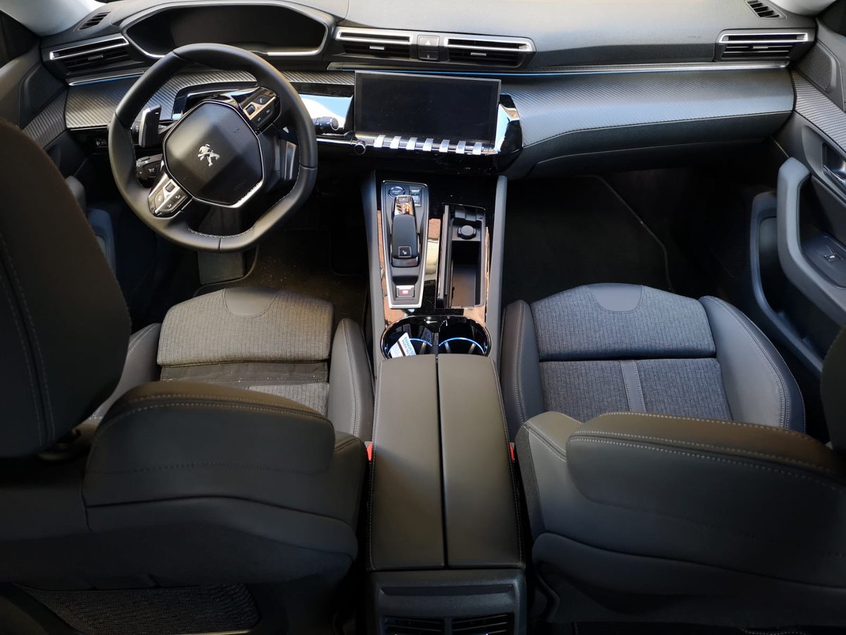 CARandGAS's tweet image. Sí, sí y sí. Uno de los motores pequeñitos de la familia 508. Estamos probando esta semana el @PeugeotES #508SW #BlueHDi de 130cv. Muuuuy silencioso, anda muy bien y tiene una estética bonita de coj***. Bien, Peugeot, bien. Ideal para familias que saben la potencia que necesitan.