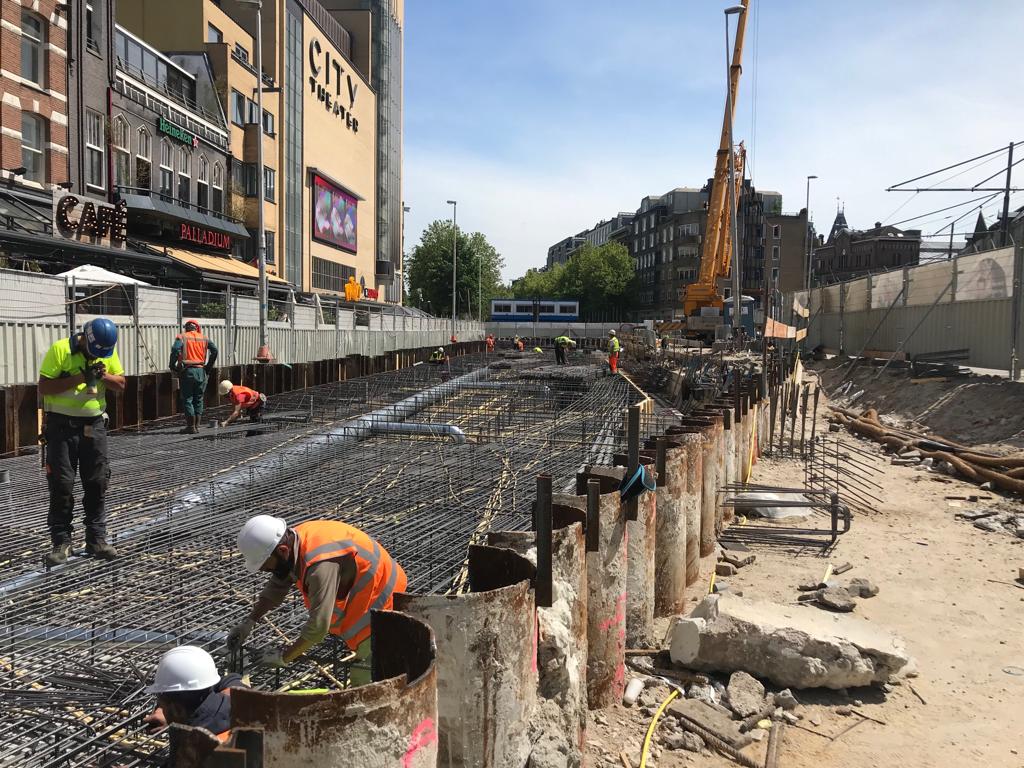 De bouw van de ondergrondse fietsenstalling onder het Kleine-Gartmanplantsoen in Amsterdam is januari 2019 gestart. In mei is aan de kant van de terassen begonnen met het eerste deel van het dak te leggen. #ZJA @ballastnedam
amsterdam.nl/projecten/leid…