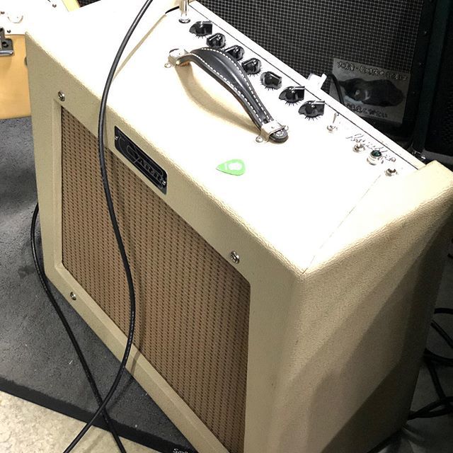 jingle_shop's tweet image. CARR Rambler Fender系ブティックアンプ。Class-A 28w/14w 1x12 Reverb, Tremolo搭載。Celestion G12Mに交換。耳に痛くないミッド寄りのクリーンサウンド #carramp #fenderamp #6l6 #ギターアンプ #jingle #ジングル bit.ly/2WEdnqU