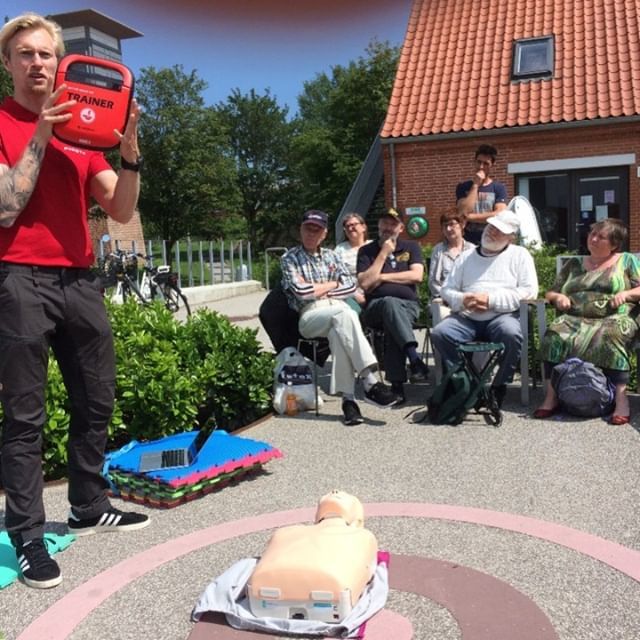 First8DK's tweet photo. Vores instruktør Simon har været forbi Kulturhus Herredsvang for at afholde et hjertestarter introduktionskursus. Erik har været så flink at sende os dette billede med kommentaren: "Tak til Simon for en aldeles fremragende indføring i hjertestarterens br… https://t.co/PcnP7MmIIk https://t.co/Ll5KNn5W4W